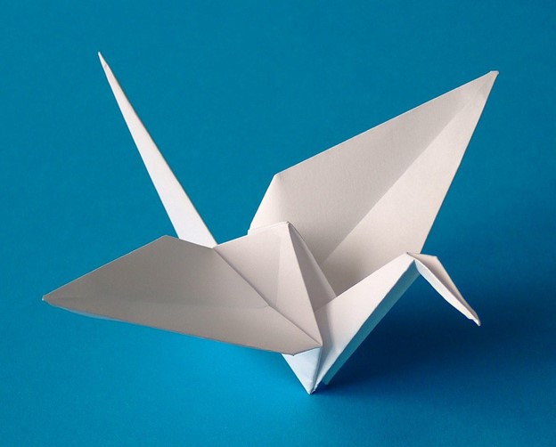 Модель оригами журавлика с объемными крыльями
