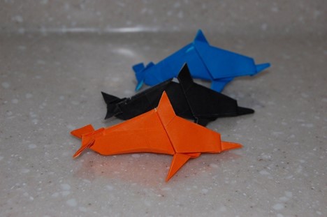 фото трёх оригами дельфинов